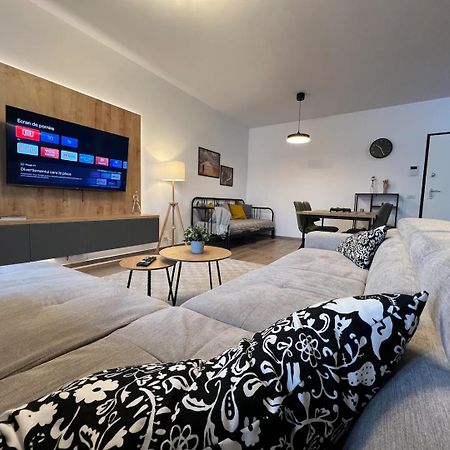 High-Rise Luxury Apartment With Free Parking Bucharest Exterior photo