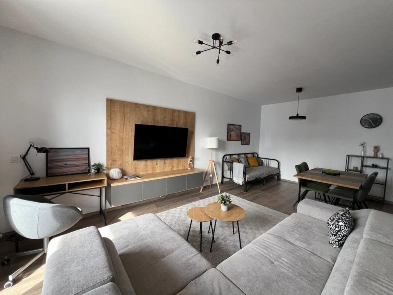 High-Rise Luxury Apartment With Free Parking Bucharest Exterior photo