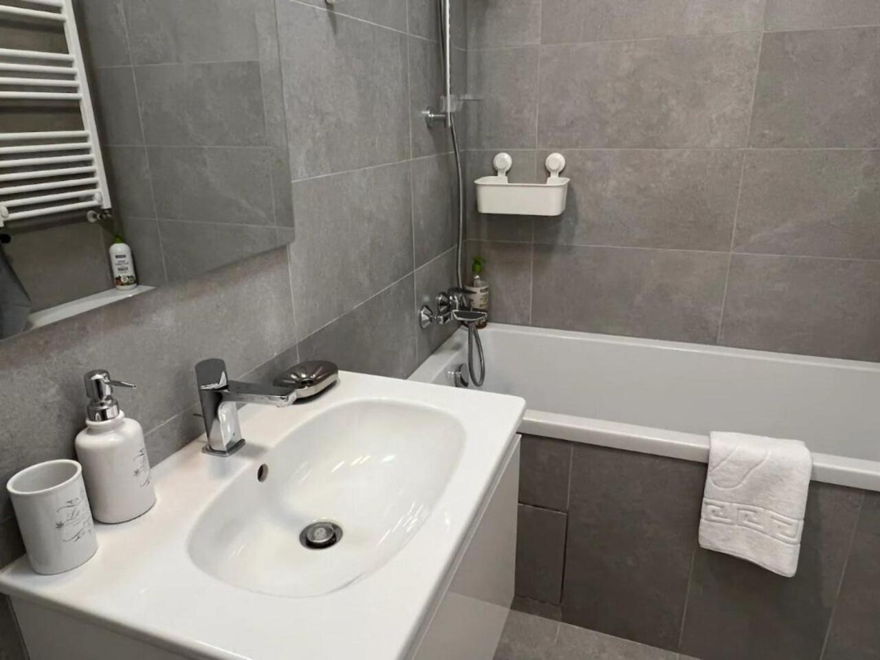 High-Rise Luxury Apartment With Free Parking Bucharest Exterior photo