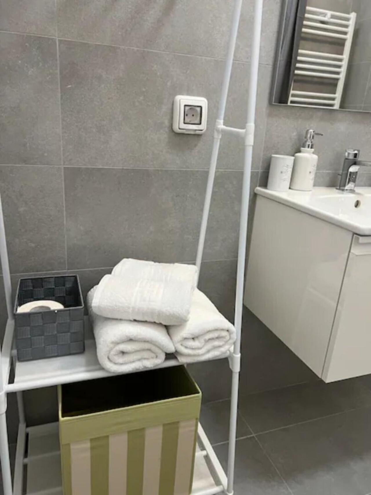 High-Rise Luxury Apartment With Free Parking Bucharest Exterior photo